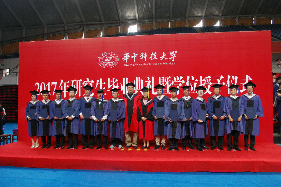 EMBA毕业生参加授学位仪式